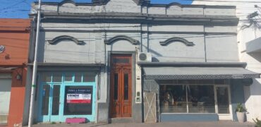 Casa en calle Buenos Aires 469 con 2 locales (RETASADO)