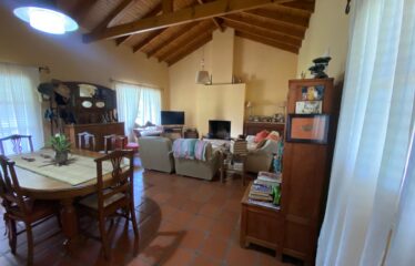 Hermosa casa quinta con pileta y quincho en calle 226 entre Chacabuco y Caminos