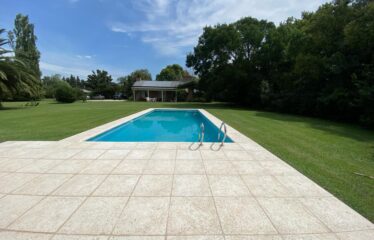 Hermosa casa quinta con pileta y quincho en calle 226 entre Chacabuco y Caminos