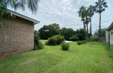 Hermosa casa quinta con pileta y quincho en calle 226 entre Chacabuco y Caminos