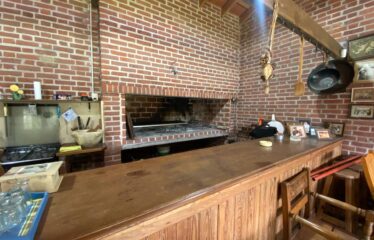 Hermosa casa quinta con pileta y quincho en calle 226 entre Chacabuco y Caminos