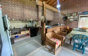 Hermosa casa quinta con pileta y quincho en calle 226 entre Chacabuco y Caminos