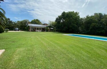 Hermosa casa quinta con pileta y quincho en calle 226 entre Chacabuco y Caminos