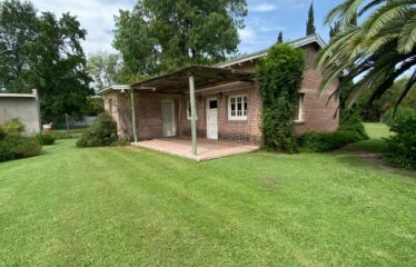 Hermosa casa quinta con pileta y quincho en calle 226 entre Chacabuco y Caminos