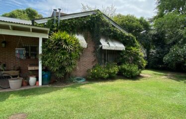 Hermosa casa quinta con pileta y quincho en calle 226 entre Chacabuco y Caminos