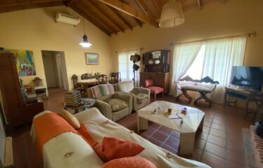 Hermosa casa quinta con pileta y quincho en calle 226 entre Chacabuco y Caminos
