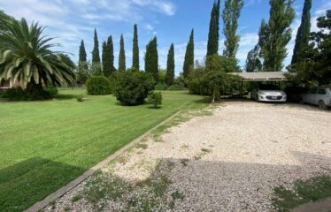 Hermosa casa quinta con pileta y quincho en calle 226 entre Chacabuco y Caminos