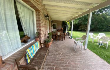 Hermosa casa quinta con pileta y quincho en calle 226 entre Chacabuco y Caminos