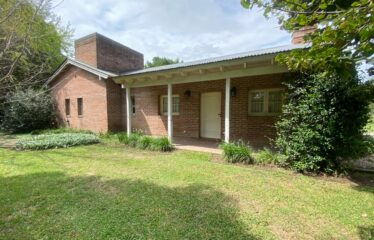 Hermosa casa quinta con pileta y quincho en calle 226 entre Chacabuco y Caminos