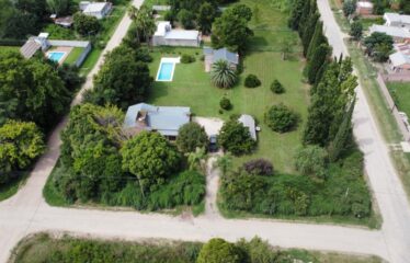 Hermosa casa quinta con pileta y quincho en calle 226 entre Chacabuco y Caminos