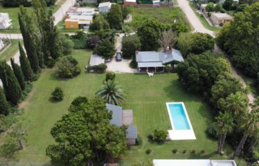 Hermosa casa quinta con pileta y quincho en calle 226 entre Chacabuco y Caminos