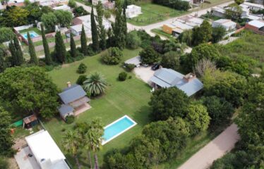 Hermosa casa quinta con pileta y quincho en calle 226 entre Chacabuco y Caminos
