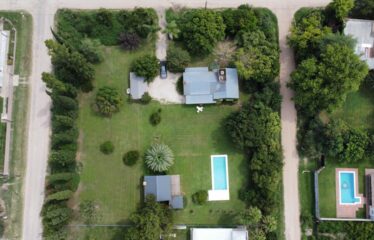 Hermosa casa quinta con pileta y quincho en calle 226 entre Chacabuco y Caminos