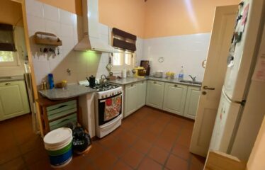 Hermosa casa quinta con pileta y quincho en calle 226 entre Chacabuco y Caminos