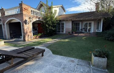 Amplio chalet a 10 cuadras del centro de Lobos